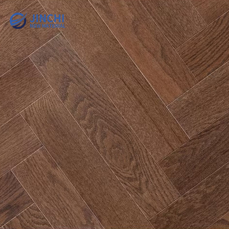 Паркет из массива красного дуба, уложенный в елочку.