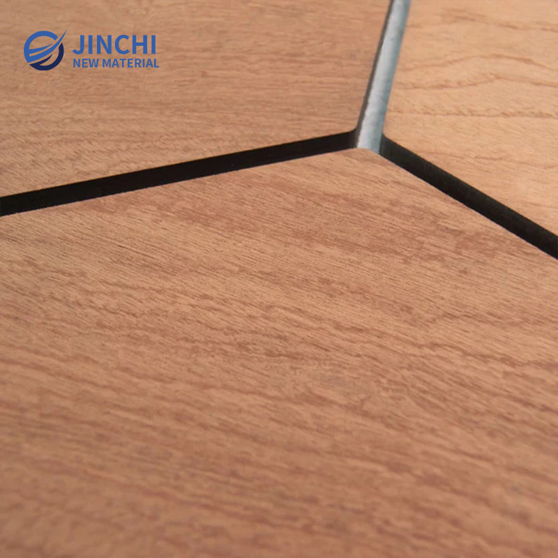 Звукоизолирующие стеновые панели из копченого дуба, шестиугольные, с серым войлоком.