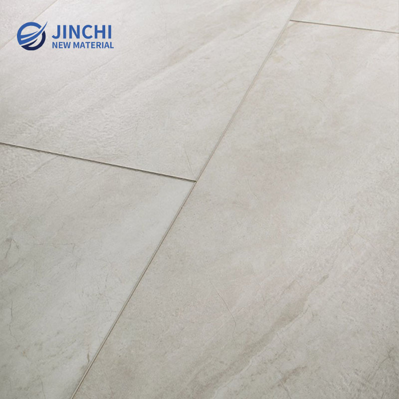 Pavimento em pedra SPC de cor clara e resistente a riscos.