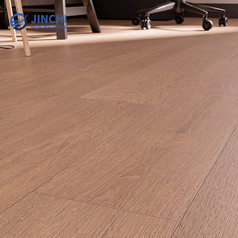 Brauner, geprägter SPC-Boden in Holzoptik