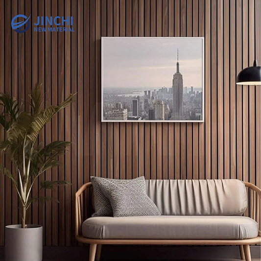 Schallschutzwandpaneele, Akustikwandpaneele aus Walnussholz mit breiten Lamellen