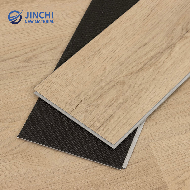 Pavimento vinílico em PVC com textura de madeira clara