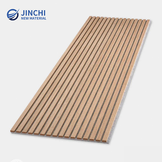 Paneles de pared insonorizados, color roble gris, con lamas acústicas.