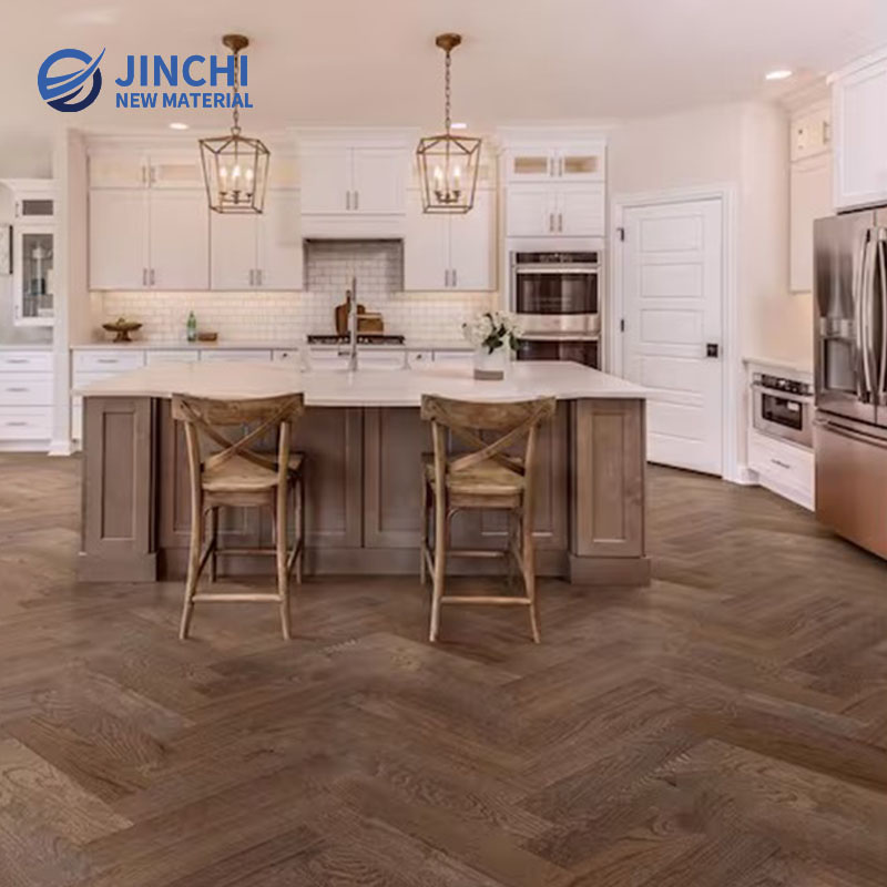 Паркет из массива красного дуба, уложенный в елочку.