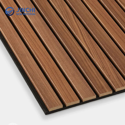 Schallschutzwandpaneele, Akustikwandpaneele aus Walnussholz mit breiten Lamellen