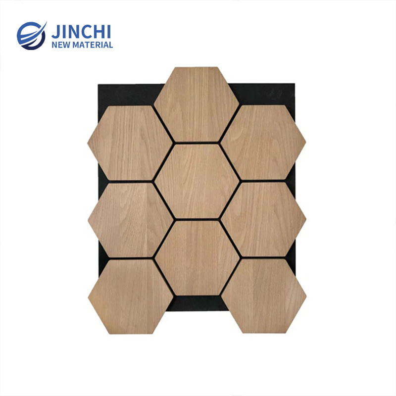 Paneles acústicos hexagonales para paredes, color roble natural.