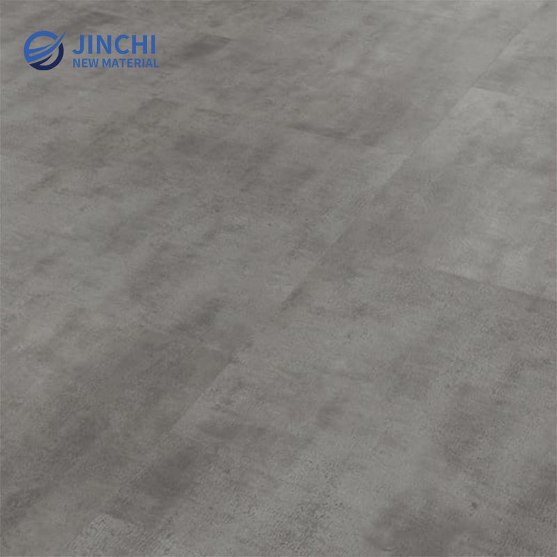 Pavimento vinílico autoadesivo com aspeto de cimento, em estilo industrial cinzento.