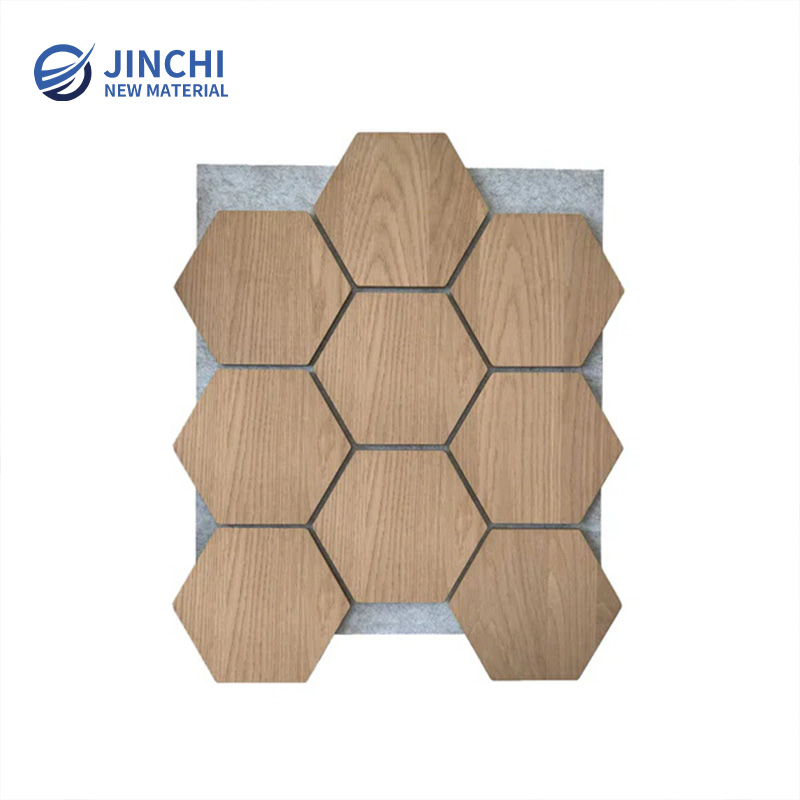 Звукоизолирующие стеновые панели, шестиугольные панели из натурального дуба с серым войлоком.