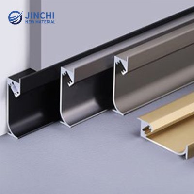 Molduras de pared de aluminio con zócalos de aluminio.