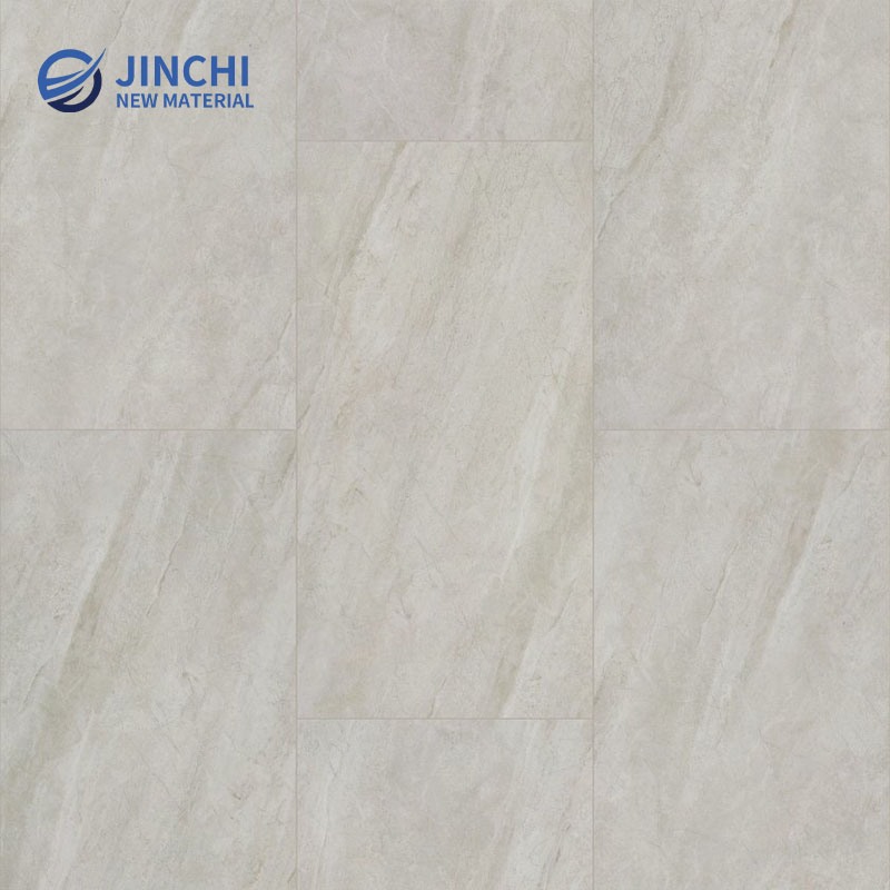 Pavimento em pedra SPC de cor clara e resistente a riscos.