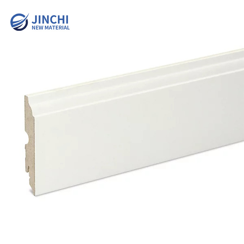Weiß grundierte Fußleiste