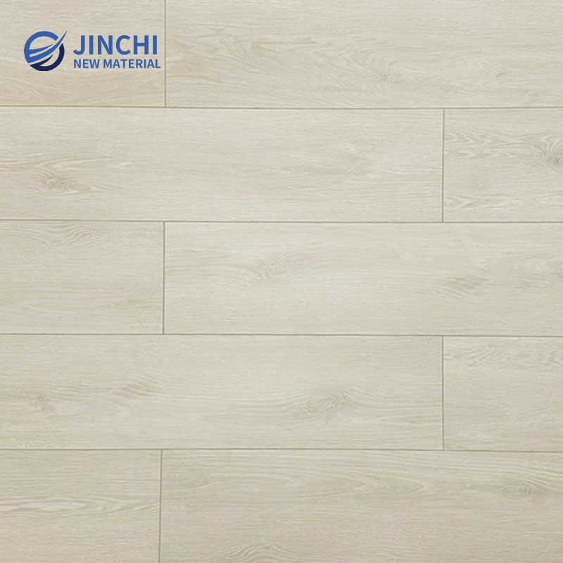 Suelo laminado resistente al desgaste de 12 mm en color beige claro.