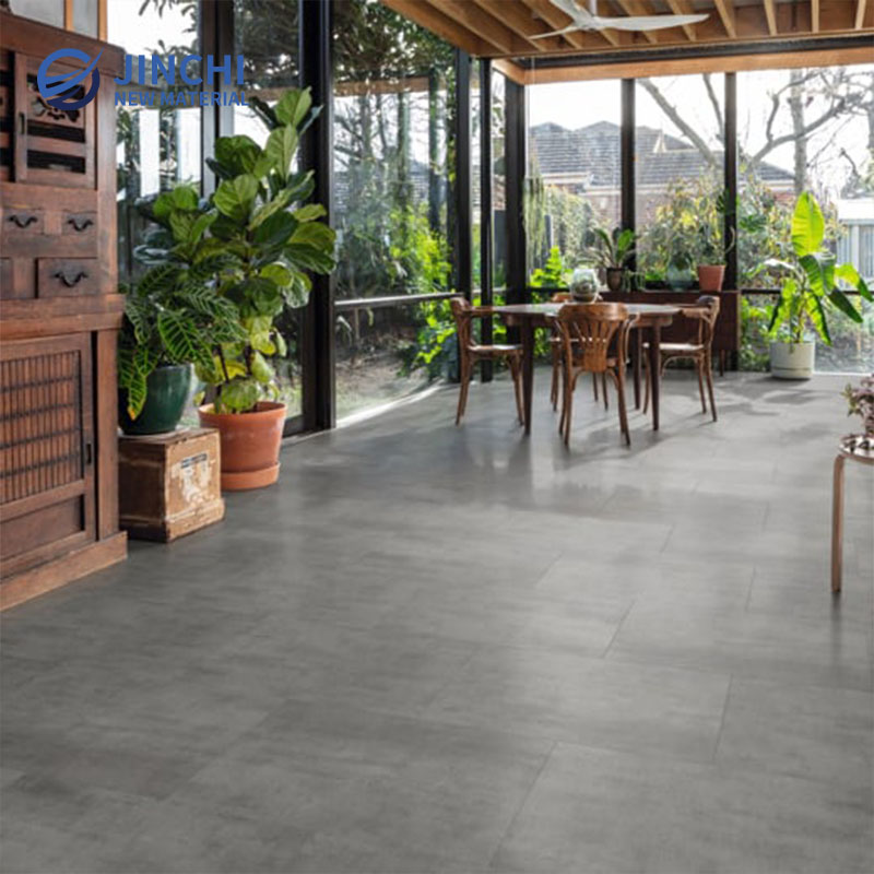 Pavimento vinílico autoadesivo com aspeto de cimento, em estilo industrial cinzento.