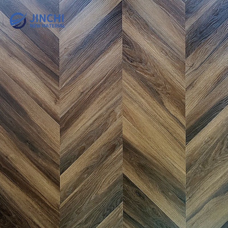 Pavimento in legno massello di noce nero con motivo a spina di pesce da 18 mm