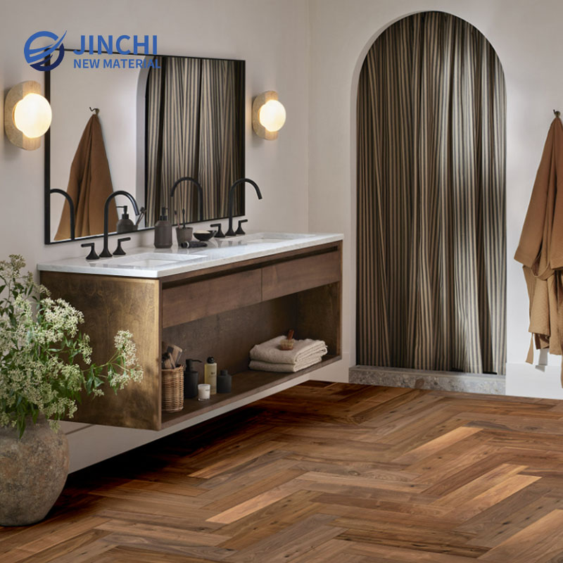 Паркет из массива ореха, уложенный в елочку, с гладкой поверхностью.