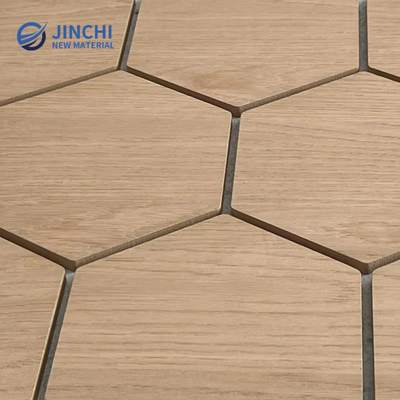 Звукоизолирующие стеновые панели, шестиугольные панели из натурального дуба с серым войлоком.