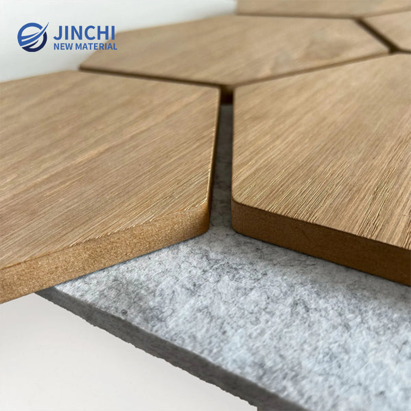 Звукоизолирующие стеновые панели, шестиугольные панели из натурального дуба с серым войлоком.