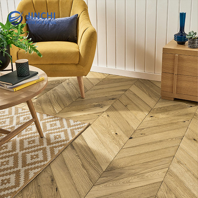 Напольное покрытие из массива дерева Chevron Natural Oak с брашированной и промасленной отделкой.