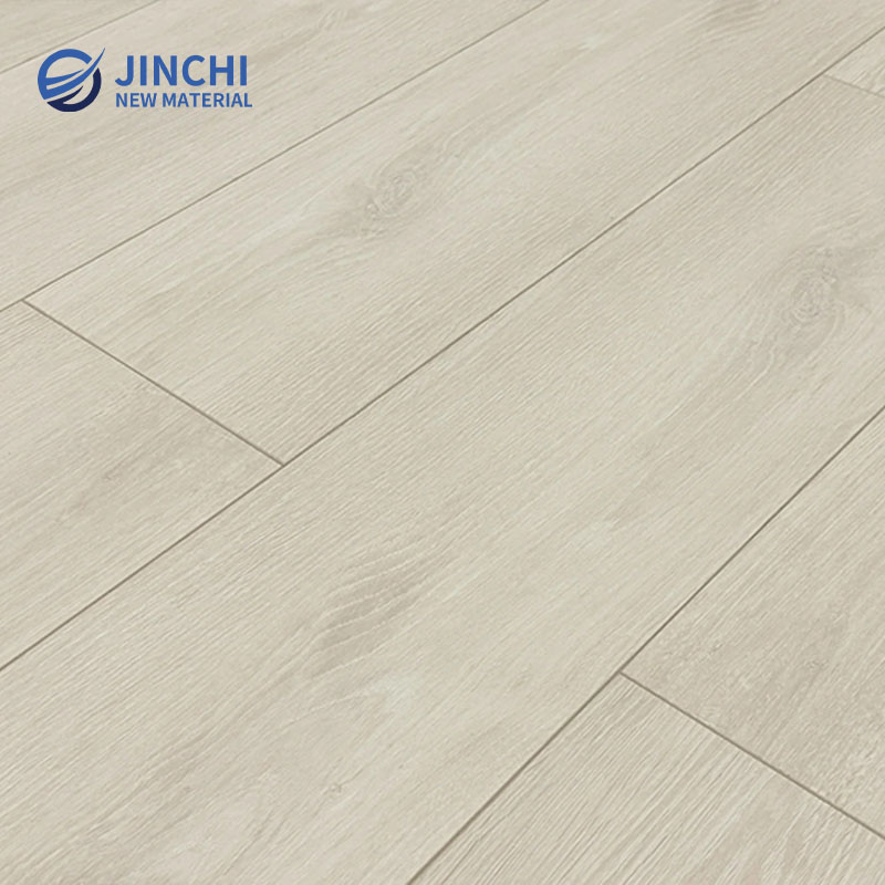 Suelo laminado resistente al desgaste de 12 mm en color beige claro.