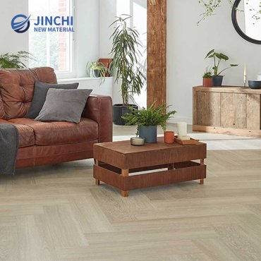 Grauer LVT-Bodenbelag in Fischgrätmuster-Optik, verklebt