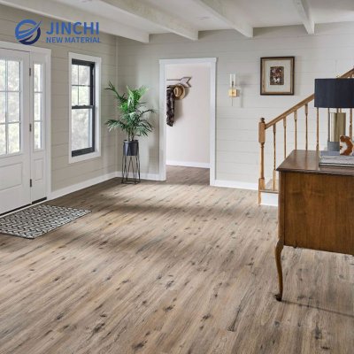 Pavimento SPC resistente a mossas com textura de madeira castanha com nós.