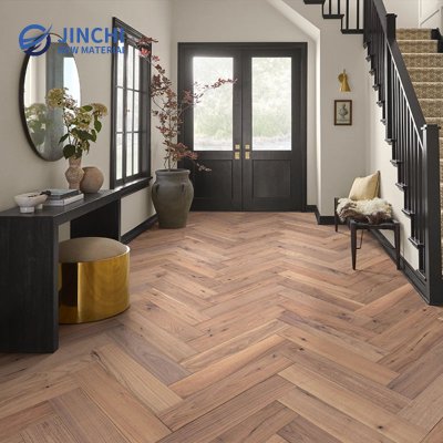 Pavimento in legno massello di noce chiaro a spina di pesce da 18 mm