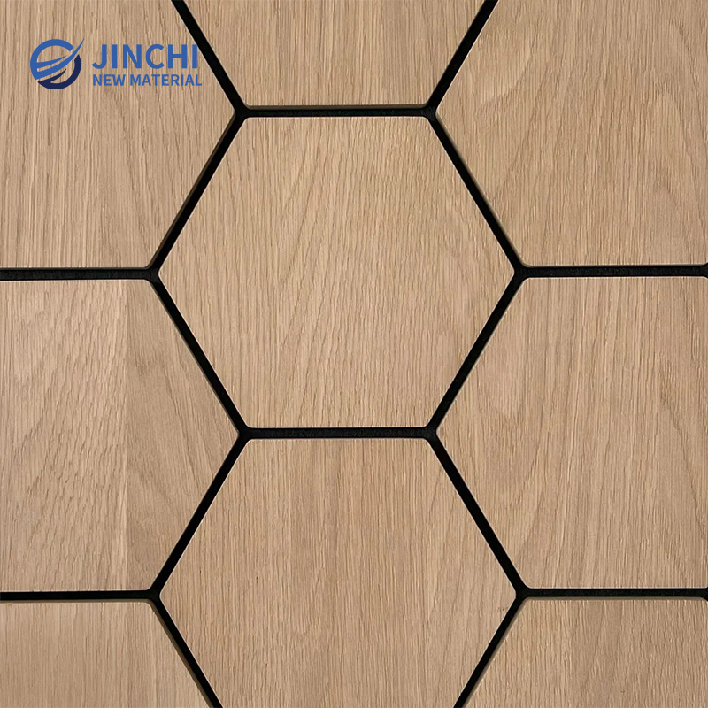 Paneles acústicos hexagonales para paredes, color roble natural.