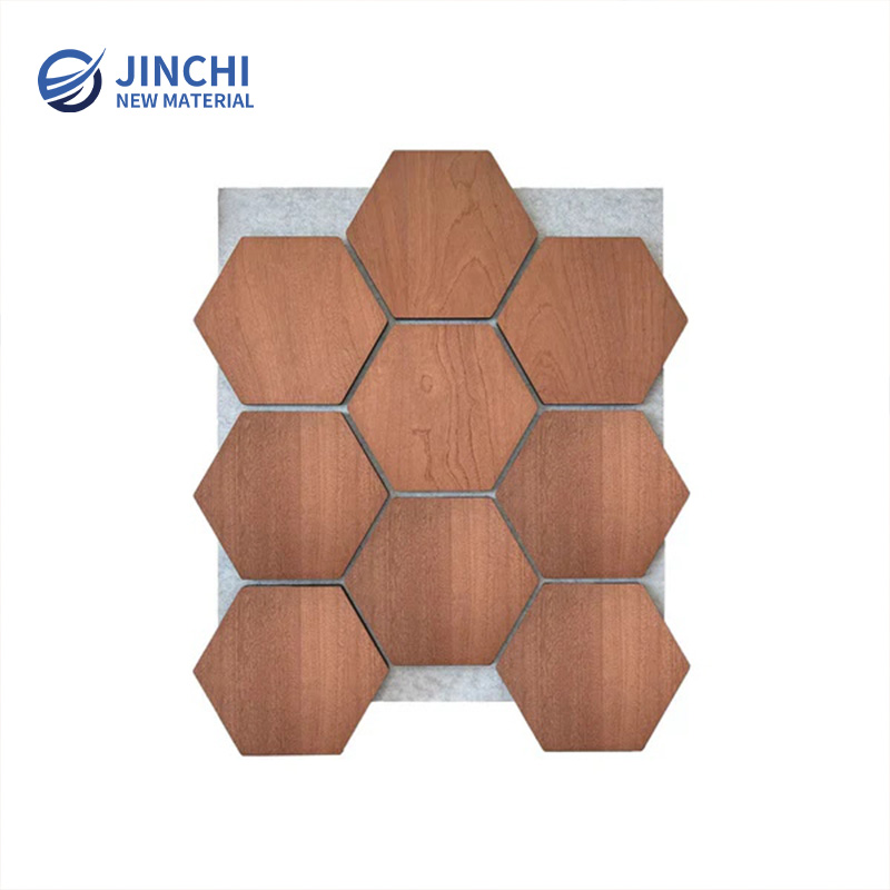 Звукоизолирующие стеновые панели из копченого дуба, шестиугольные, с серым войлоком.