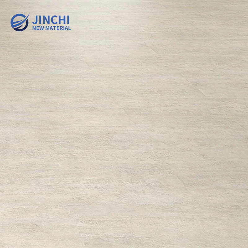 Белое водостойкое напольное покрытие LVT с эффектом металла и имитацией камня, приклеиваемое к основанию.