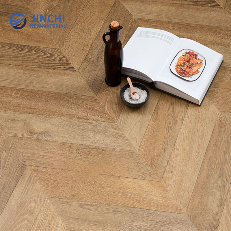 Podłoga laminowana imitująca usłojenie litego drewna w jodełkę