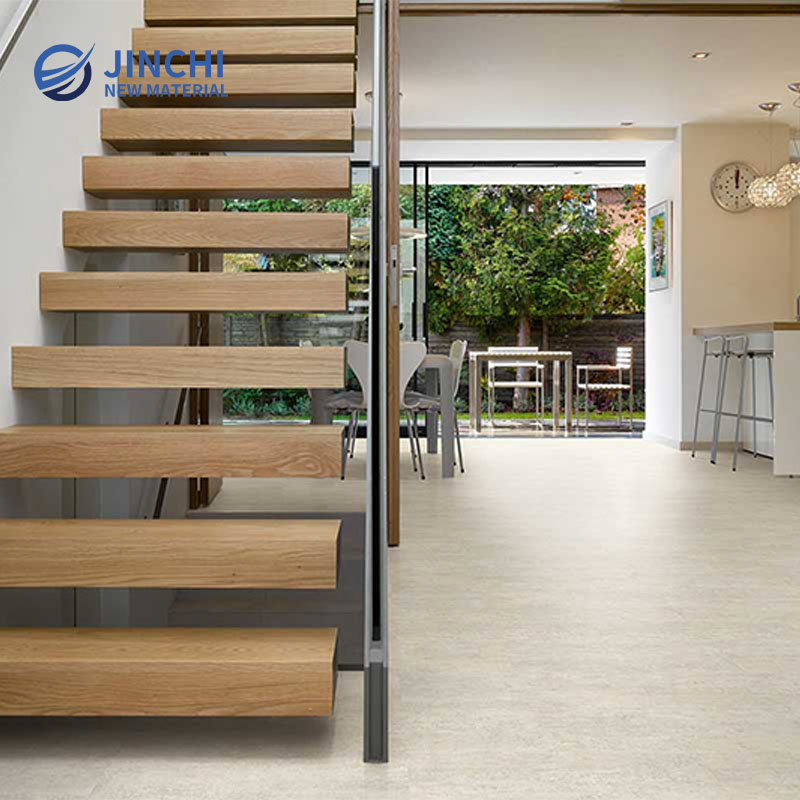 Белое водостойкое напольное покрытие LVT с эффектом металла и имитацией камня, приклеиваемое к основанию.