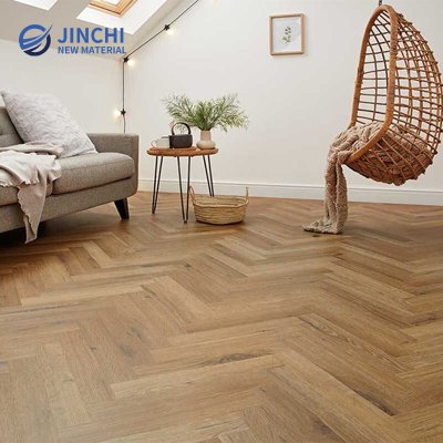 Копченое напольное покрытие "елочка" из виниловой плитки без клея.