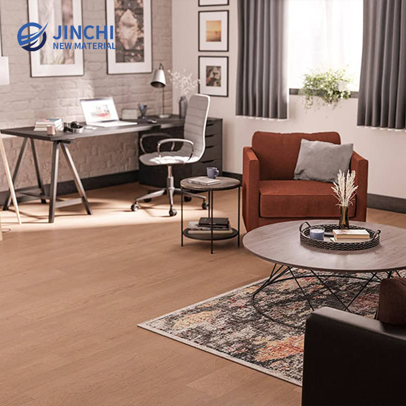 Brauner, geprägter SPC-Boden in Holzoptik