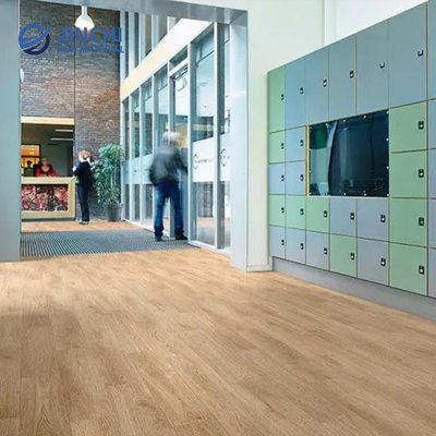 Podłoga w rolkach o strukturze dębu