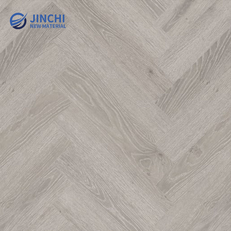 Паркетная доска из массива дерева толщиной 18 мм, уложенная «ёлочкой» (светлый дуб).