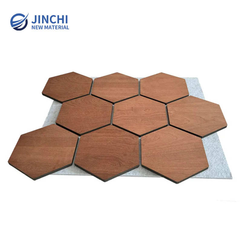 Звукоизолирующие стеновые панели из копченого дуба, шестиугольные, с серым войлоком.