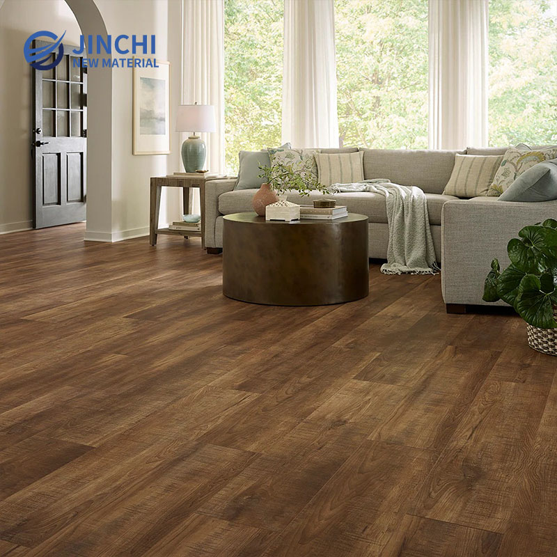 Suelo laminado impermeable de tablones anchos con sistema de clic.