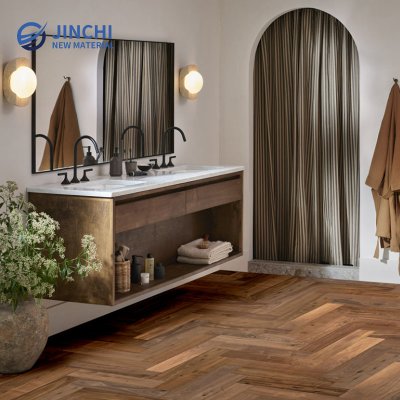 Паркет из массива ореха, уложенный в елочку, с гладкой поверхностью.