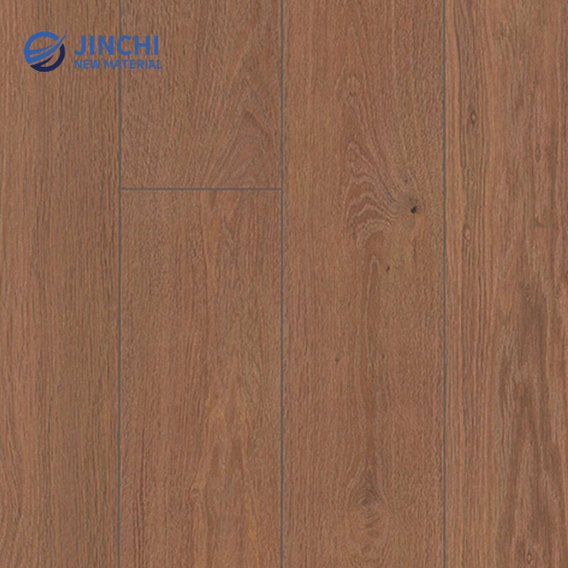 Brauner, geprägter SPC-Boden in Holzoptik