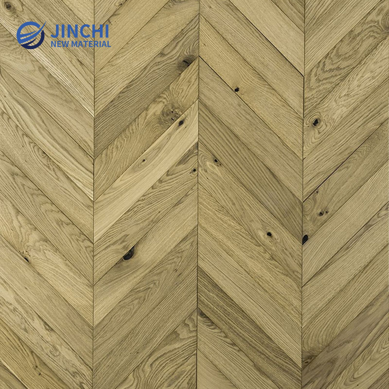 Напольное покрытие из массива дерева Chevron Natural Oak с брашированной и промасленной отделкой.