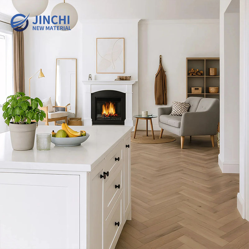 Pavimento in legno massello di rovere bianco con rivestimento UV e posa a spina di pesce.