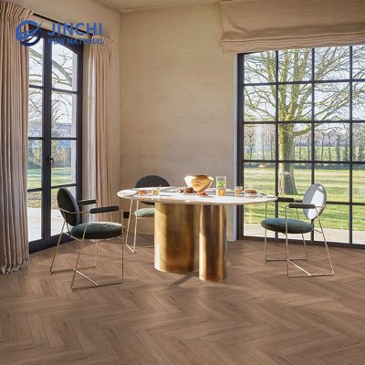 Suelo de madera de ingeniería con diseño de espiga vintage en color marrón