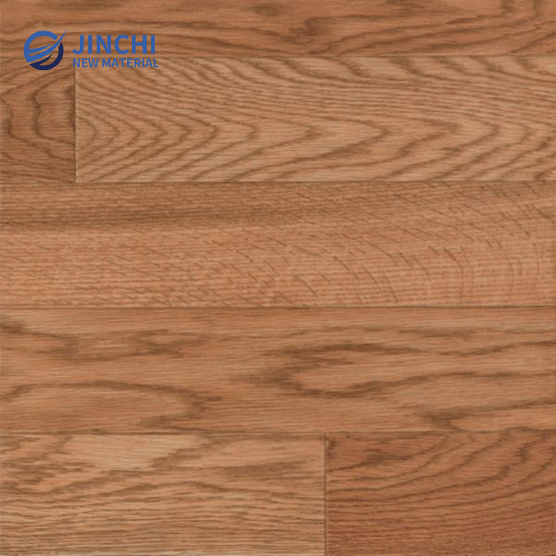 Удобное и привлекательное рулонное напольное покрытие с текстурой дерева.