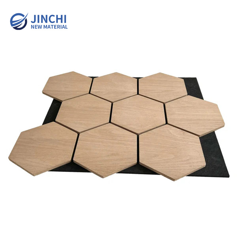 Paneles acústicos hexagonales para paredes, color roble natural.