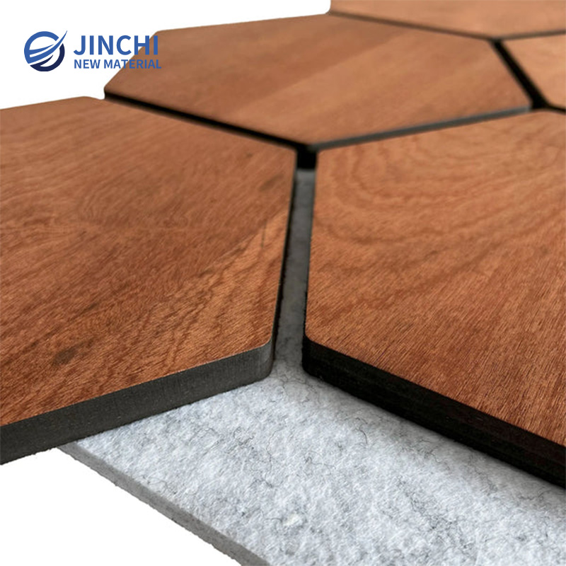 Звукоизолирующие стеновые панели из копченого дуба, шестиугольные, с серым войлоком.