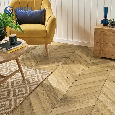 Pavimento in legno massello di rovere naturale spazzolato e oliato con motivo a spina di pesce.