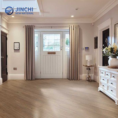 Прочное напольное покрытие из виниловой плитки под дуб с текстурой, приклеиваемое к основанию.