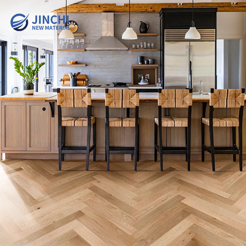 Pavimento in legno massello naturale a spina di pesce