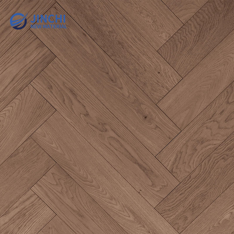 Pavimento in rovere massello bianco con venature a spina di pesce color beige.