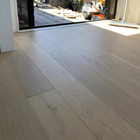 أرضية خشبية من خشب البلوط الطبيعي 8 ملم